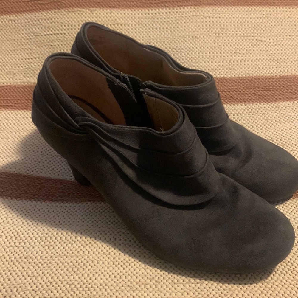 Life Stride Size 11 Grey Suede Ankle Boots